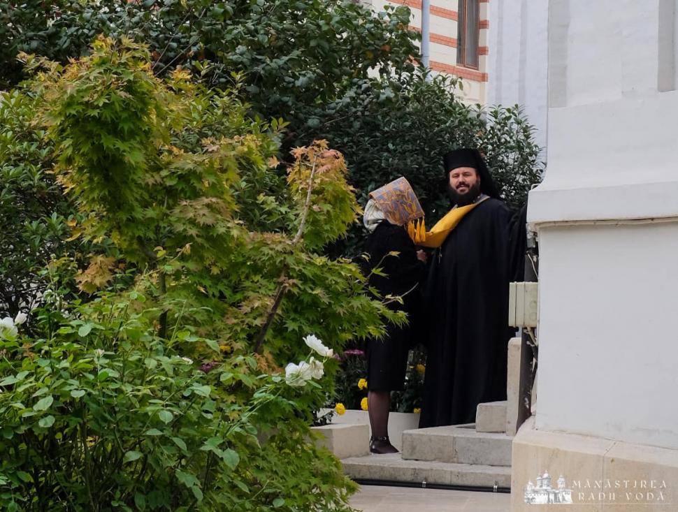 Mii de pelerini la Mănăstirea Radu Vodă din Bucureşti pentru a se închina la racla cu moaştele Sfântului Nectarie 868260