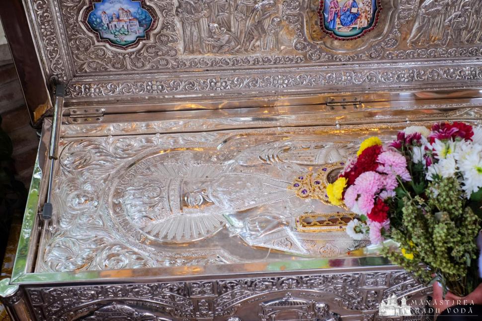 Mii de pelerini la Mănăstirea Radu Vodă din Bucureşti pentru a se închina la racla cu moaştele Sfântului Nectarie 868261