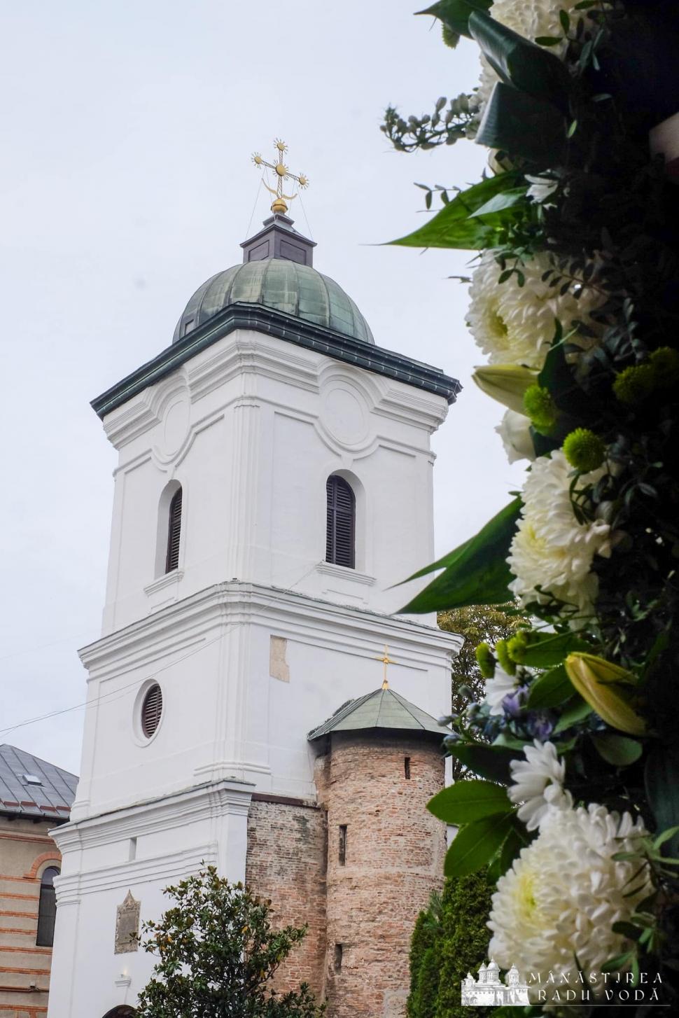 Mii de pelerini la Mănăstirea Radu Vodă din Bucureşti pentru a se închina la racla cu moaştele Sfântului Nectarie 868262