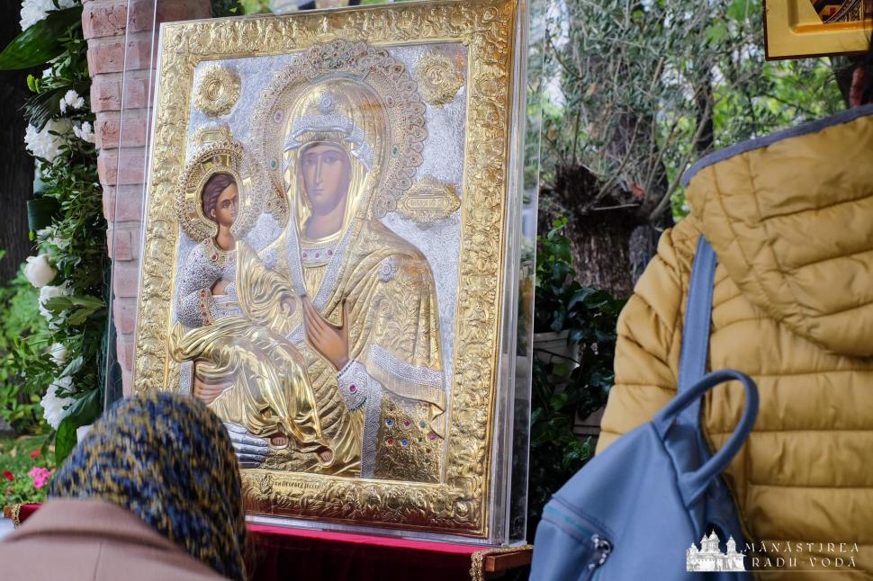 Mii de pelerini la Mănăstirea Radu Vodă din Bucureşti pentru a se închina la racla cu moaştele Sfântului Nectarie 868263