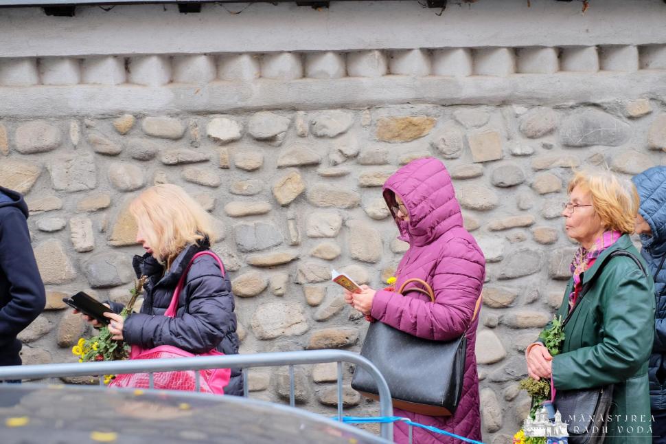 Mii de pelerini la Mănăstirea Radu Vodă din Bucureşti pentru a se închina la racla cu moaştele Sfântului Nectarie 868264