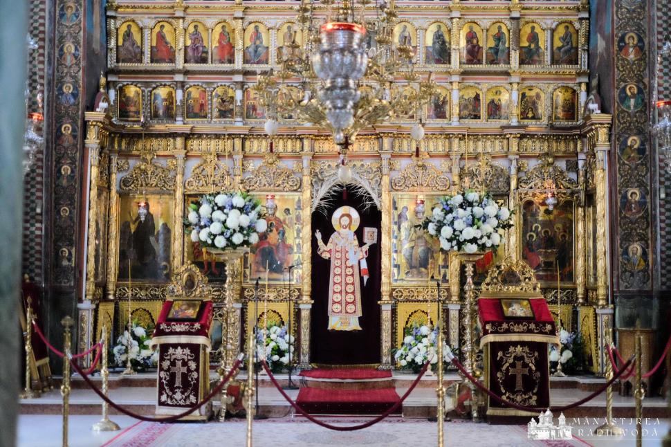 Mii de pelerini la Mănăstirea Radu Vodă din Bucureşti pentru a se închina la racla cu moaştele Sfântului Nectarie 868265