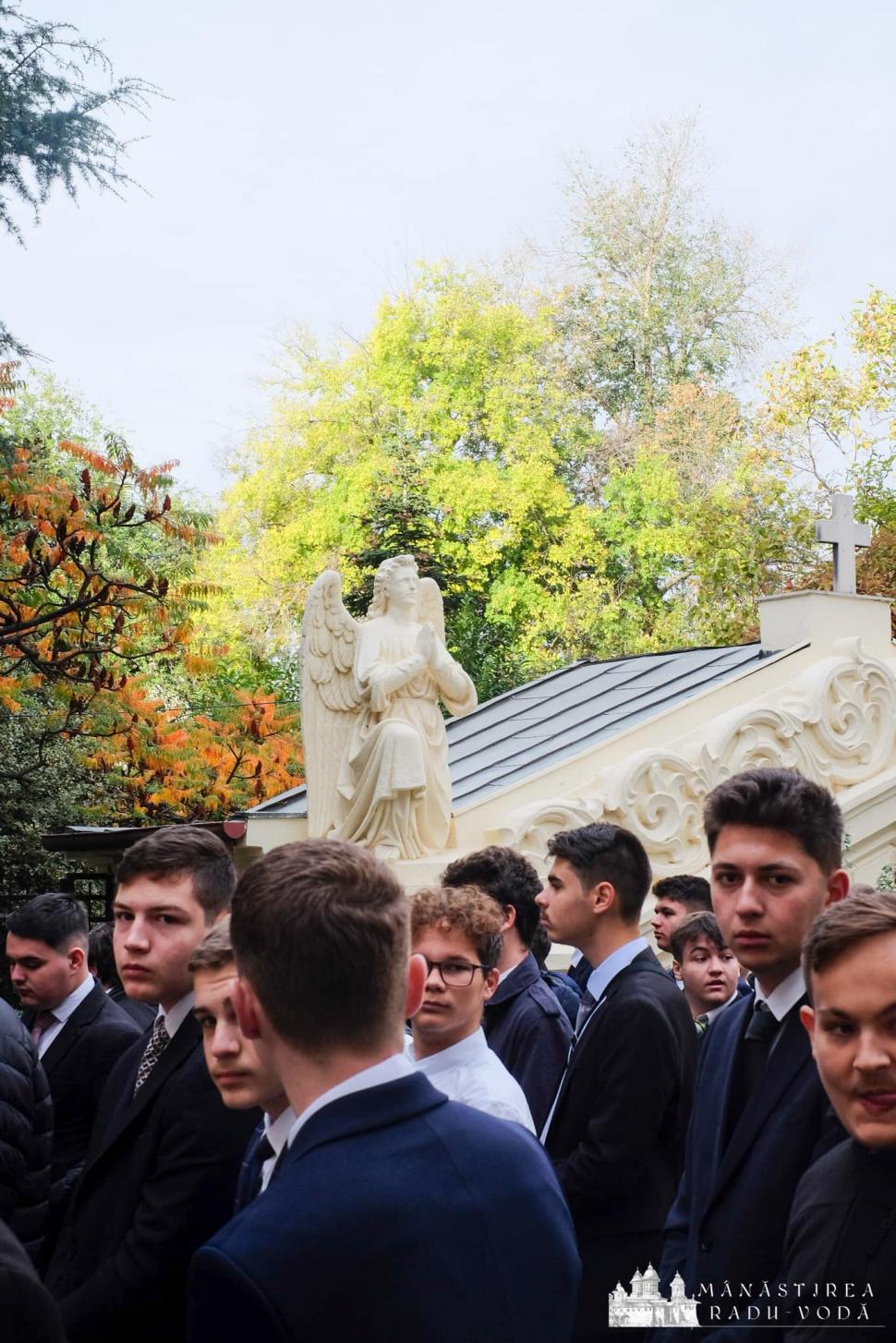 Mii de pelerini la Mănăstirea Radu Vodă din Bucureşti pentru a se închina la racla cu moaştele Sfântului Nectarie 868266
