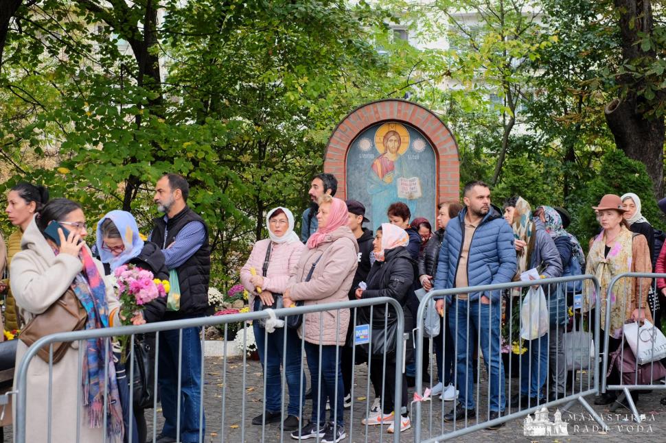 Mii de pelerini la Mănăstirea Radu Vodă din Bucureşti pentru a se închina la racla cu moaştele Sfântului Nectarie 868267