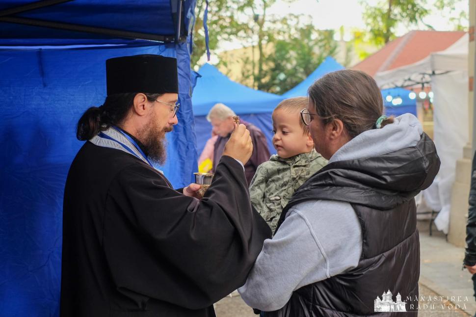 Mii de pelerini la Mănăstirea Radu Vodă din Bucureşti pentru a se închina la racla cu moaştele Sfântului Nectarie 868268