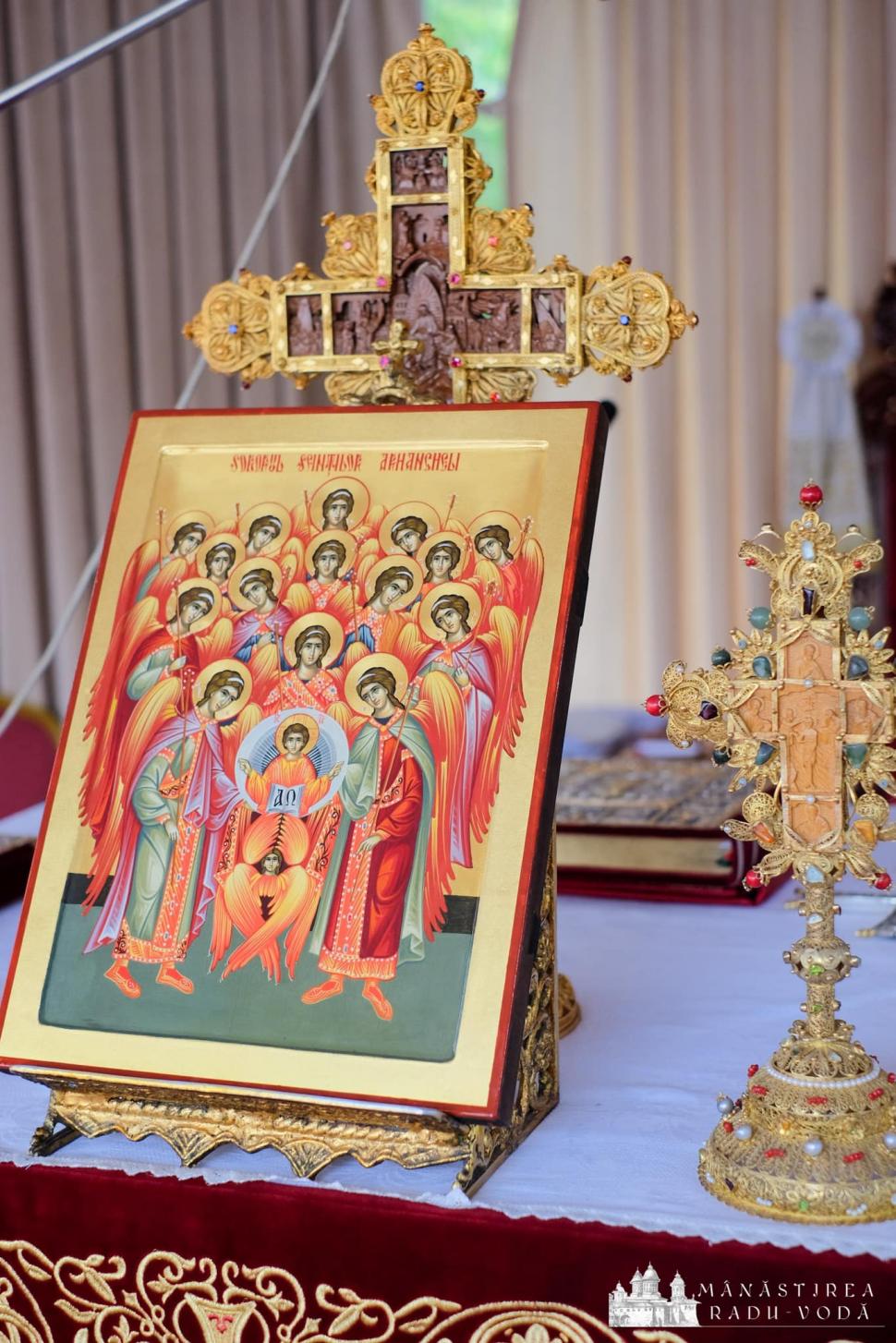 Mii de pelerini la Mănăstirea Radu Vodă din Bucureşti pentru a se închina la racla cu moaştele Sfântului Nectarie 868271