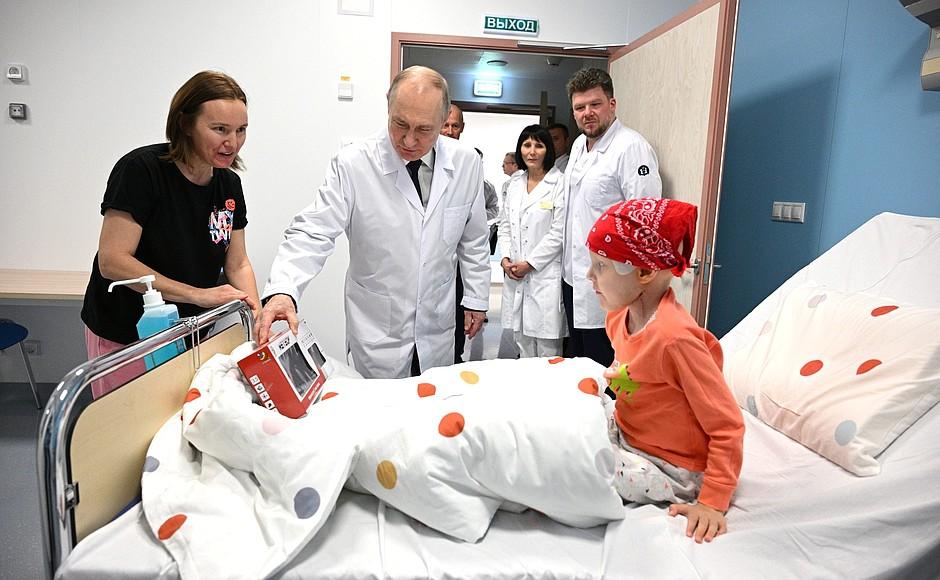 Reacția unui copil grav bolnav atunci când a fost vizitat de Vladimir Putin în salonul de spital 868227