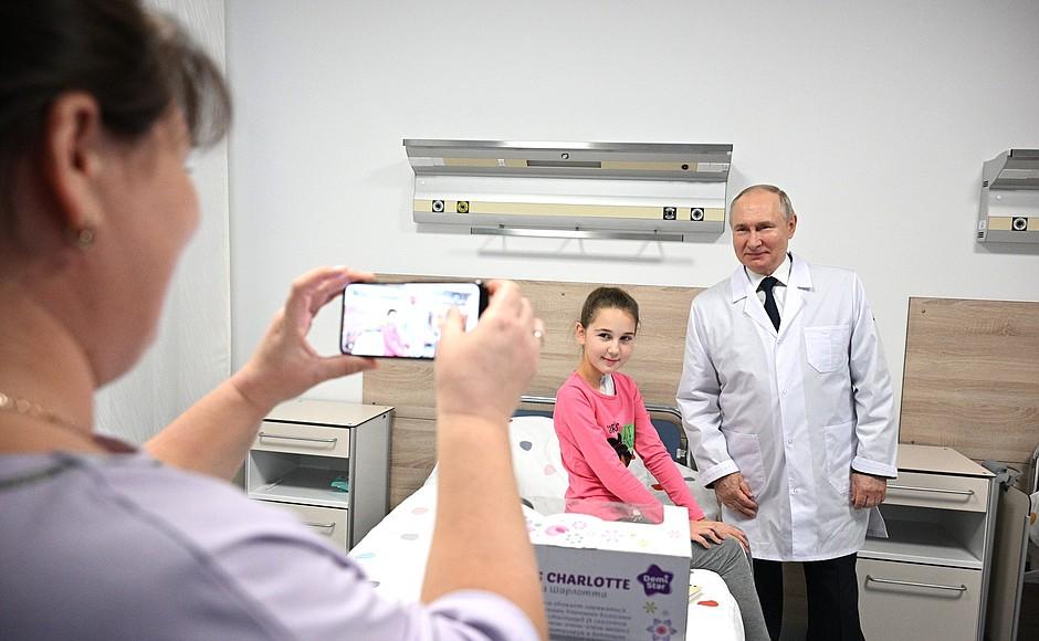 Reacția unui copil grav bolnav atunci când a fost vizitat de Vladimir Putin în salonul de spital 868228