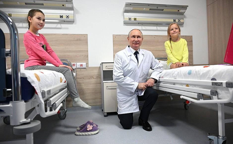 Reacția unui copil grav bolnav atunci când a fost vizitat de Vladimir Putin în salonul de spital 868229
