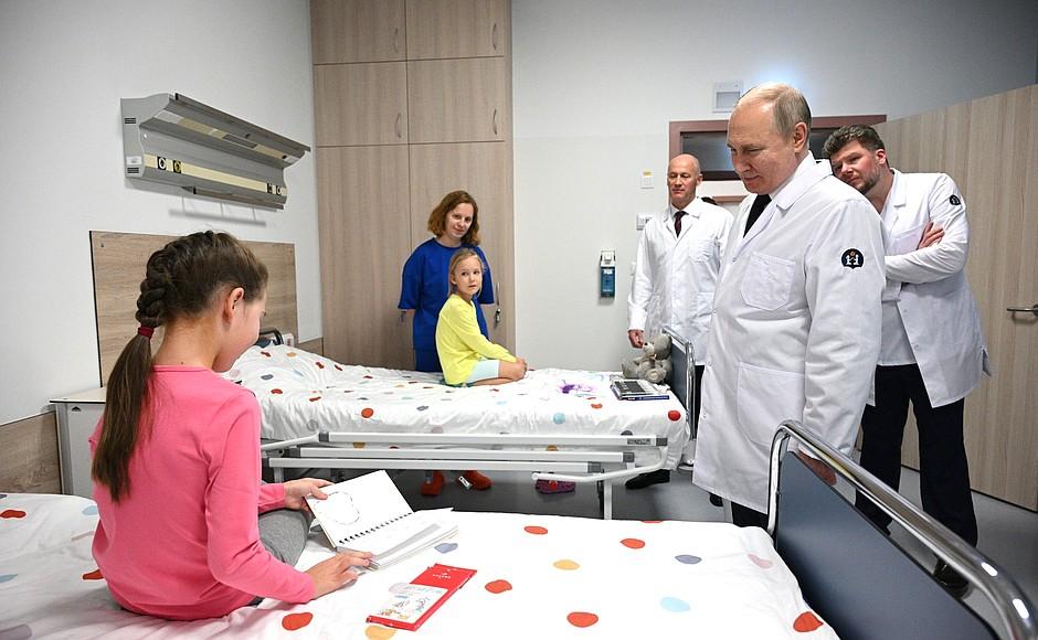 Reacția unui copil grav bolnav atunci când a fost vizitat de Vladimir Putin în salonul de spital 868230