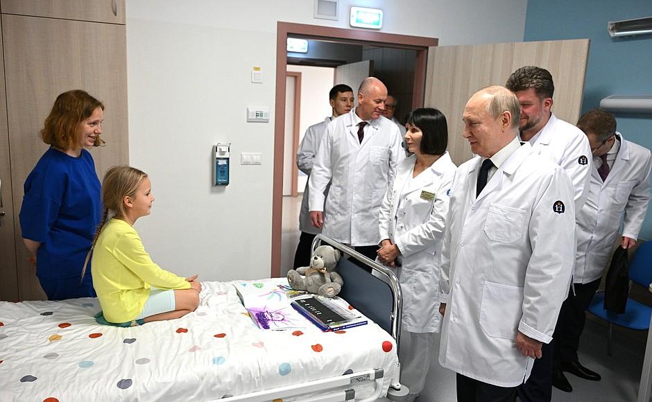 Reacția unui copil grav bolnav atunci când a fost vizitat de Vladimir Putin în salonul de spital 868231