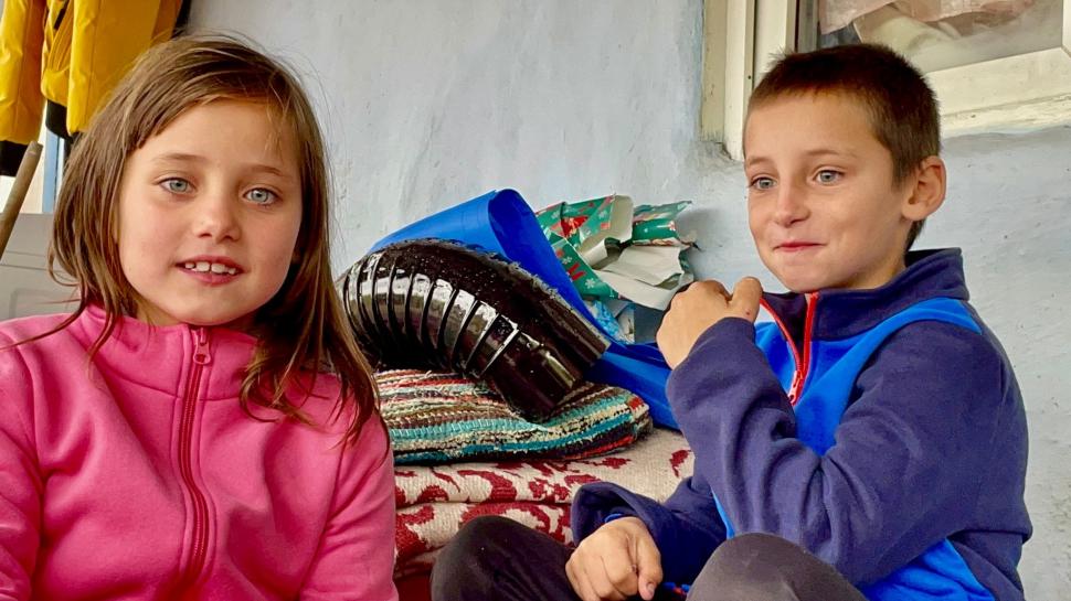 Povestea emoţionantă a Sabinei, fetiţa din Botoşani al cărei vis de a avea o sobă a devenit realitate: "Să-mi fie cald la iarnă" 868309