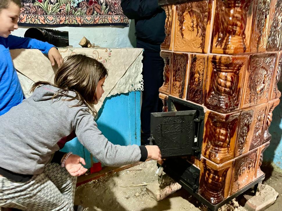 Povestea emoţionantă a Sabinei, fetiţa din Botoşani al cărei vis de a avea o sobă a devenit realitate: "Să-mi fie cald la iarnă" 868313