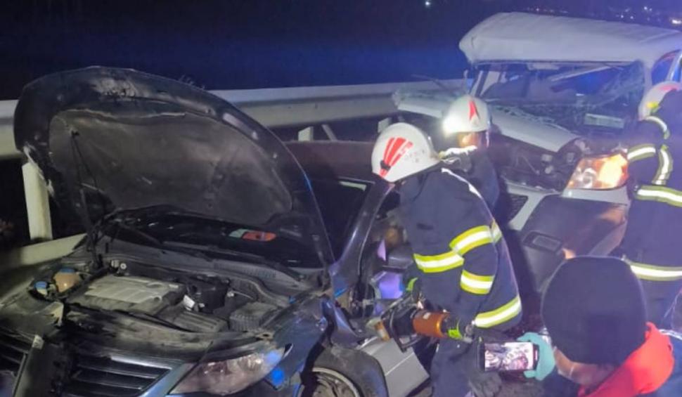 Grav accident rutier pe A1 la ieșirea spre localitatea Cisnădie. Şase maşini implicate. A fost activat planul roșu de intervenție 868562