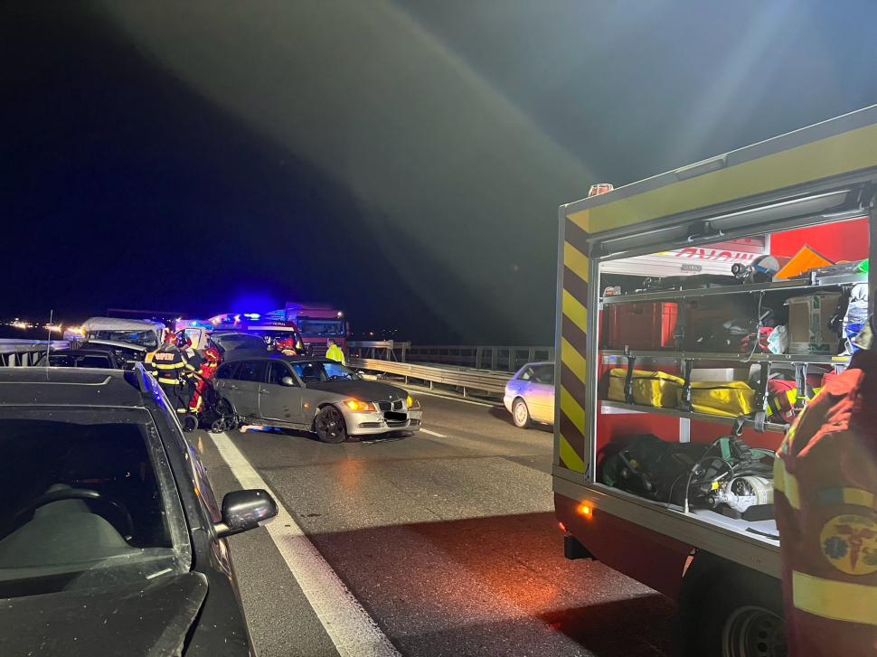 Grav accident rutier pe A1 la ieșirea spre localitatea Cisnădie. Şase maşini implicate. A fost activat planul roșu de intervenție 868566