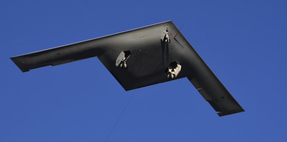 Primele imagini cu bombardierul invizibil B-21 "Raider" al SUA, în zbor. Cât costă "aripa zburătoare" 868587