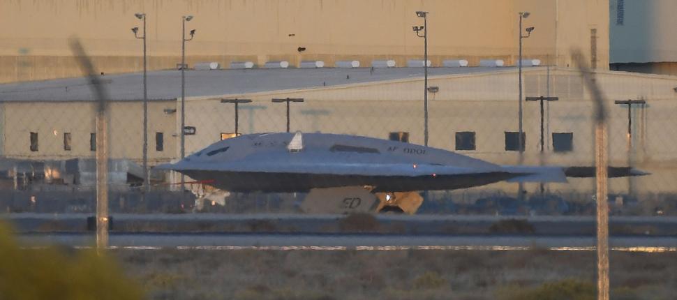 Primele imagini cu bombardierul invizibil B-21 "Raider" al SUA, în zbor. Cât costă "aripa zburătoare" 868588