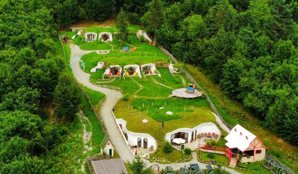 Locul din România care pare desprins din "Stăpânul Inelelor“. Cum arată pensiunea construită sub pâmânt vizitată de turiști din toată lumea