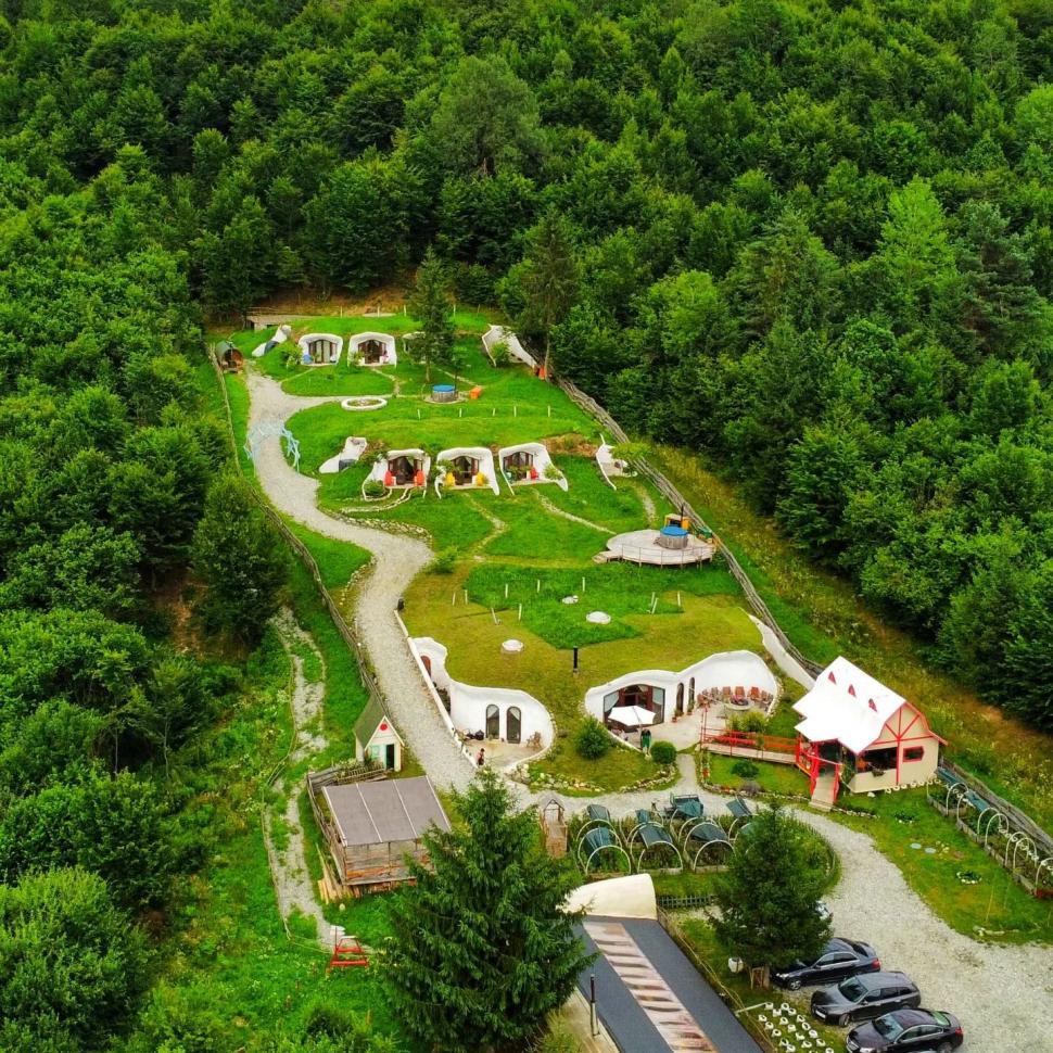 Locul din România care pare desprins din "Stăpânul Inelelor“. Cum arată pensiunea construită sub pâmânt vizitată de turiști din toată lumea 868621