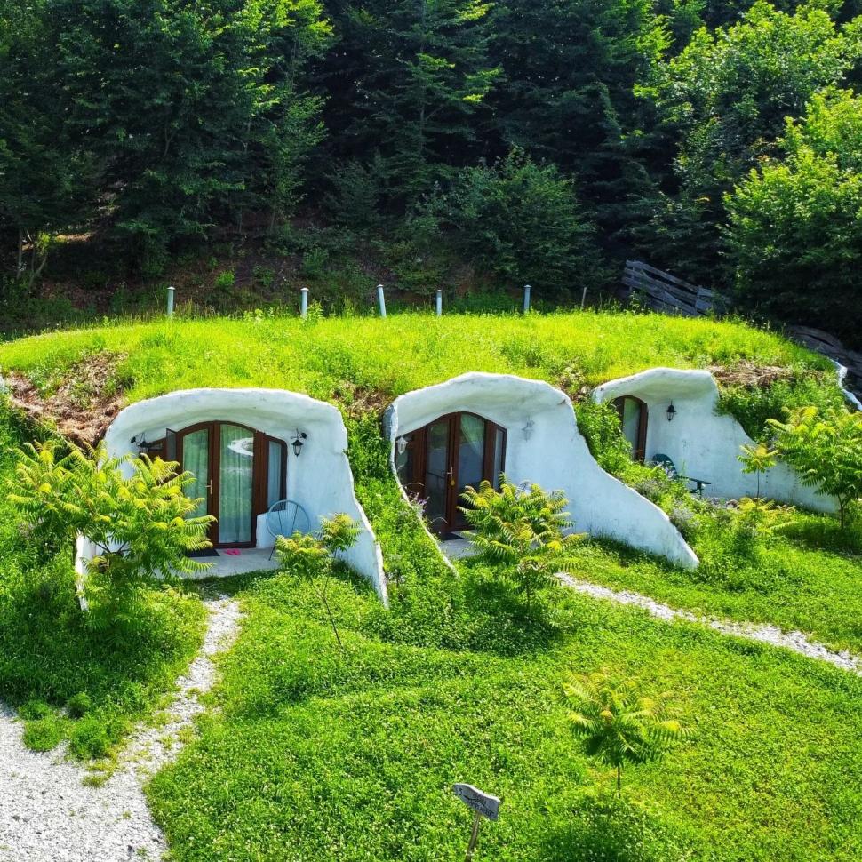Locul din România care pare desprins din "Stăpânul Inelelor“. Cum arată pensiunea construită sub pâmânt vizitată de turiști din toată lumea 868622