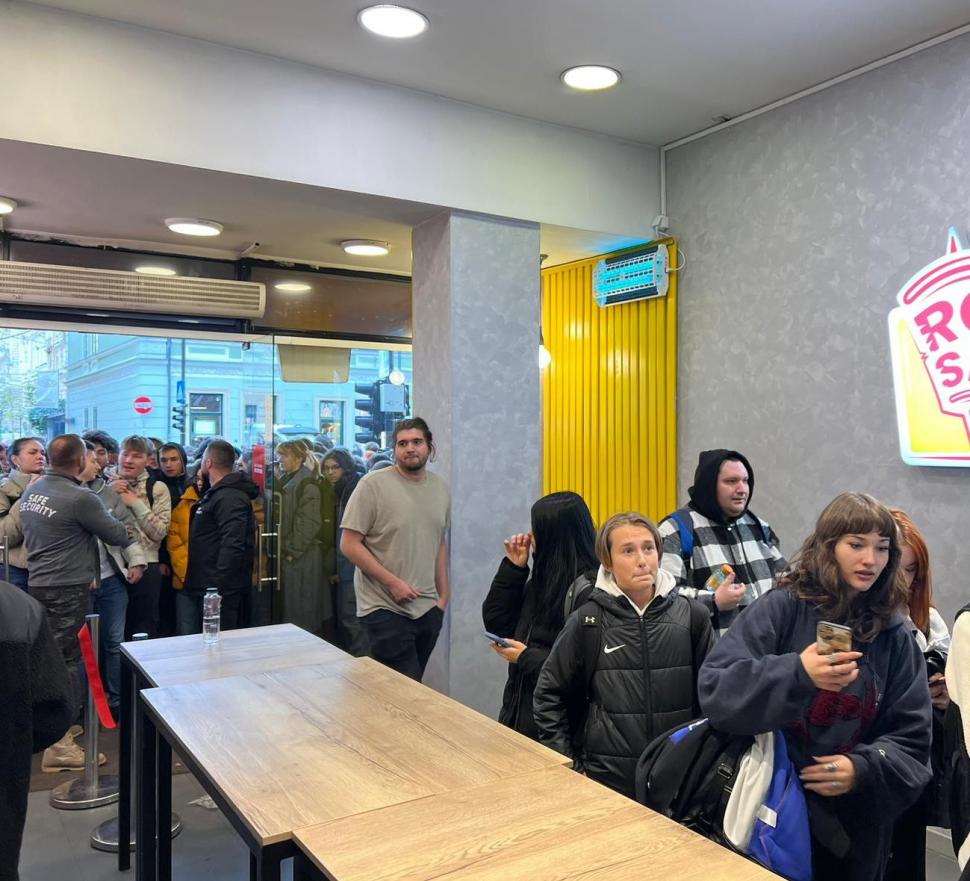 Sute de persoane la coadă pentru shaorma gratis, în Cluj. Oferta de Black Friday 2023 care a blocat un trotuar din centrul orașului 868536