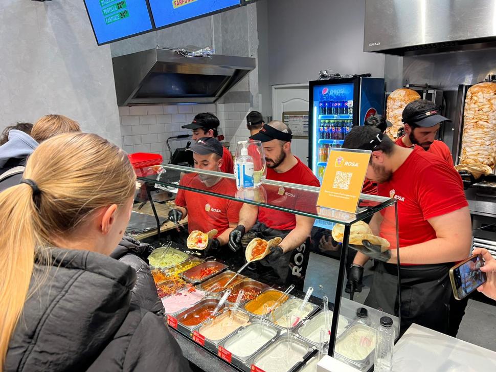 Sute de persoane la coadă pentru shaorma gratis, în Cluj. Oferta de Black Friday 2023 care a blocat un trotuar din centrul orașului 868537