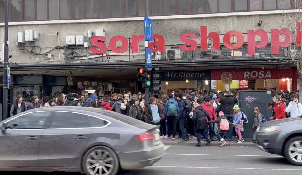 Sute de persoane la coadă pentru shaorma gratis, în Cluj. Oferta de Black Friday 2023 care a blocat un trotuar din centrul orașului