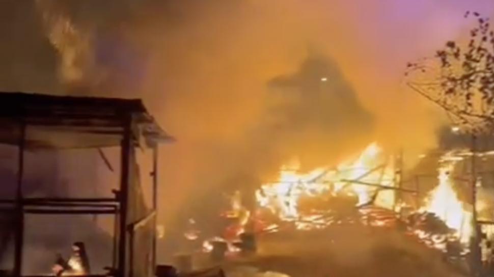 Cazanul de țuică l-a lăsat în pagubă! Un bărbat din Argeș a rămas fără mașina care i-a luat foc, după ce nu a stins bine jarul 868657