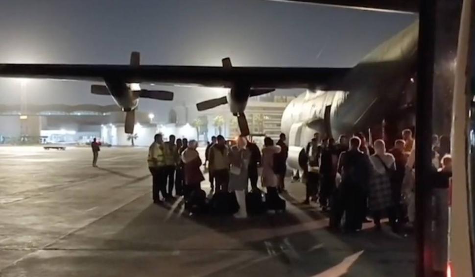 S-a defectat avionul trimis să aducă în ţară un grup de români de la Cairo. MApN trimite un alt avion ca să-i aducă pe oameni acasă 868712