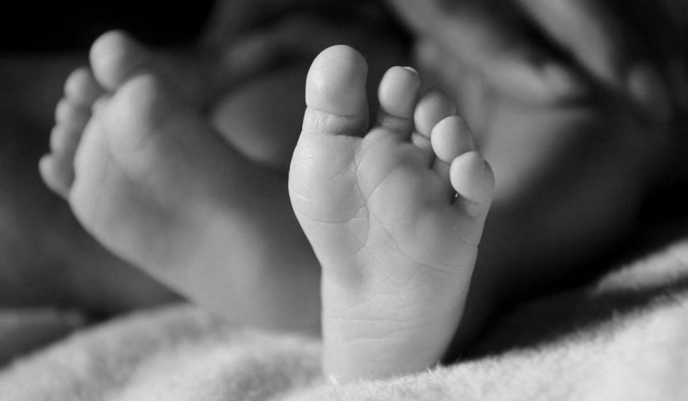 Doi bebeluşi microsomi, născuţi de o româncă la maternitatea din Botoşani 
