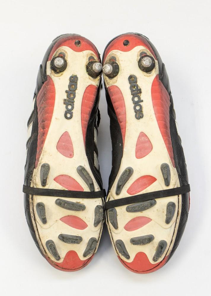 Cu cât se vând ghete de fotbal ale lui David Beckham. Le-a purtat chiar înainte de Cupa Mondială din 1998, din Franța 868677