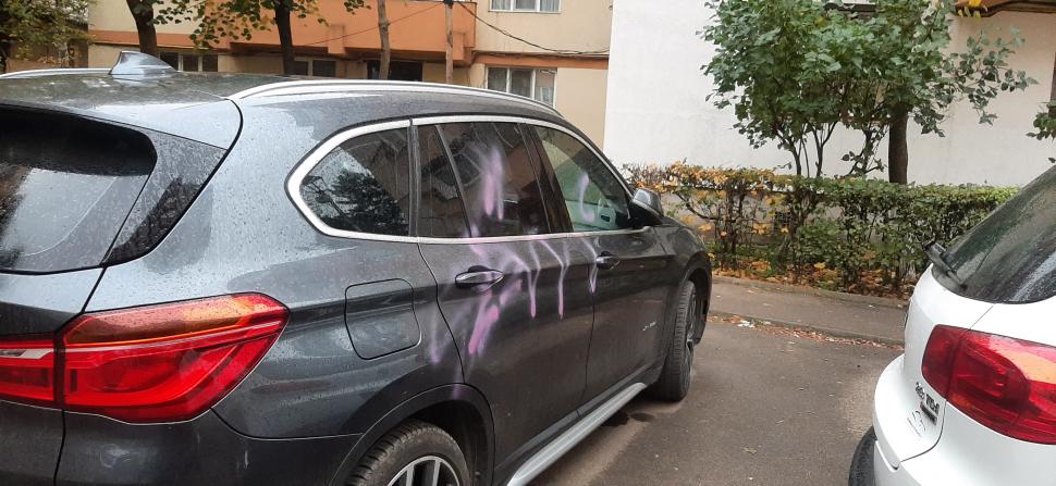 Mai multe mașini au fost vandalizate peste noapte în Suceava. Au fost scrise mesaje obscene cu vopsea spray  868684