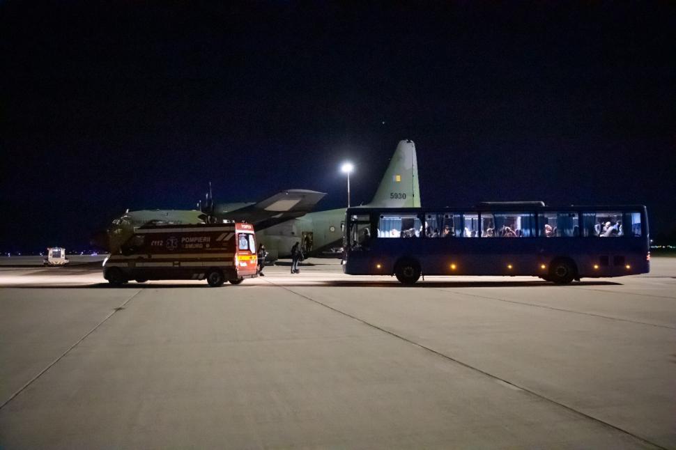 Un grup de 41 de cetățeni români și familiile acestora, care se aflau în Fâșia Gaza, au ajuns în România 868767