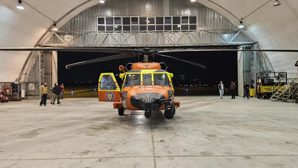 Primul elicopter BlackHawk, destinat gestionării situațiilor de urgență, a aterizat la baza MAI 868792