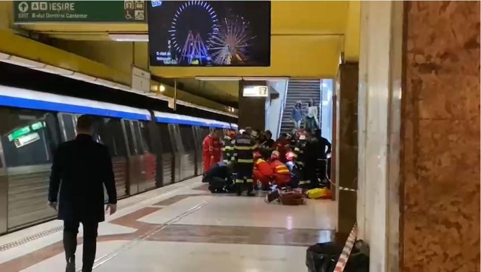 Un tânăr de 24 de ani a căzut pe şinele de la metrou, în staţia Tineretului. Trenurile circulă în sistem pendulă 868842