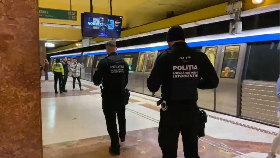 Un tânăr de 24 de ani a căzut pe şinele de la metrou, în staţia Tineretului. Trenurile circulă în sistem pendulă 868843