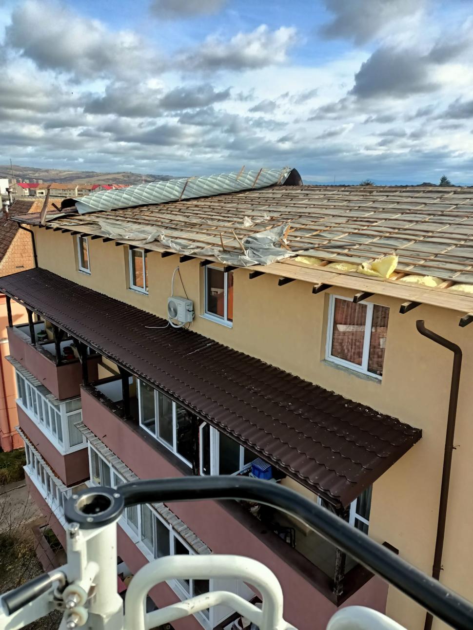 Vântul puternic a desprins acoperişul unui bloc din Brașov. Două mașini au fost avariate 868788