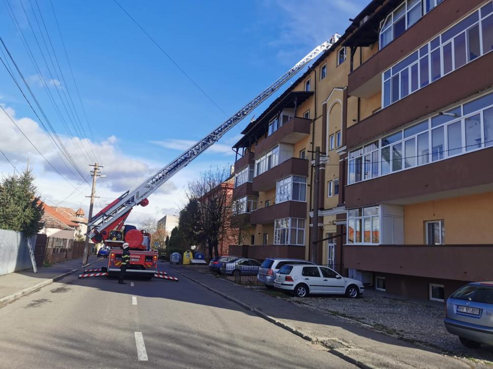 Vântul puternic a desprins acoperişul unui bloc din Brașov. Două mașini au fost avariate 868790