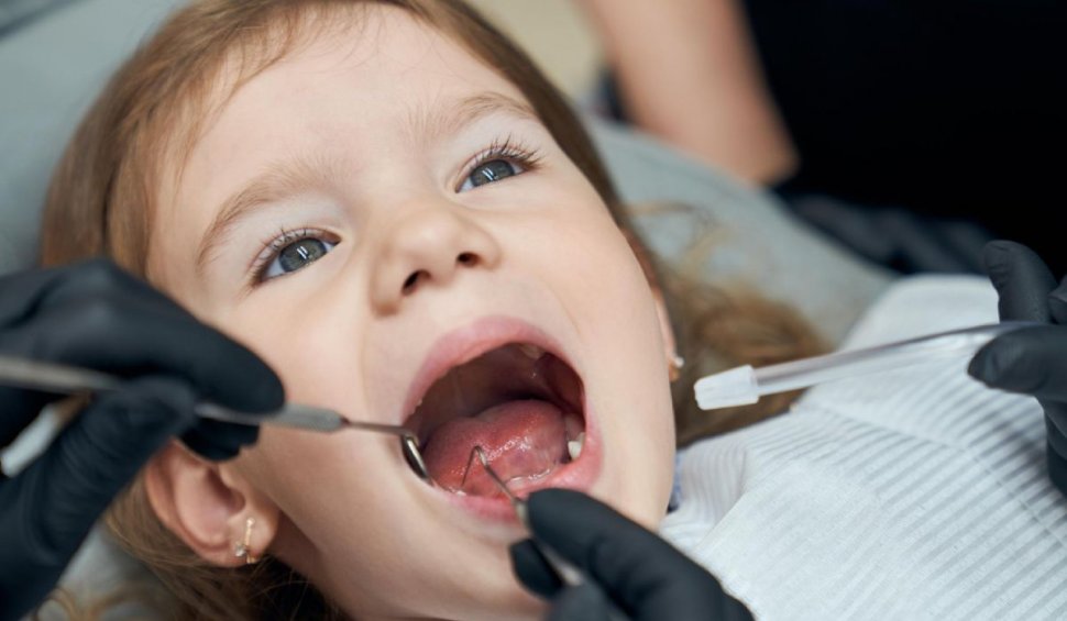 5 semne că trebuie să duci copilul la dentist