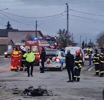 Accident grav între un microbuz şi o maşină, în Techirghiol. Mai multe persoane, printre care şi un minor, au fost transportate de urgenţă la spital 868878