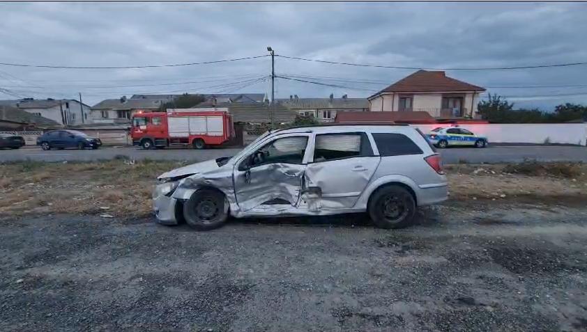 Accident grav între un microbuz şi o maşină, în Techirghiol. Mai multe persoane, printre care şi un minor, au fost transportate de urgenţă la spital 868879
