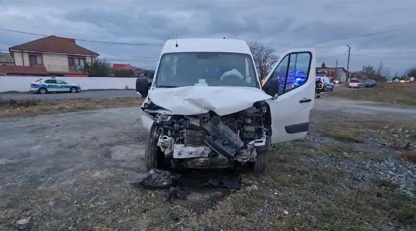 Accident grav între un microbuz şi o maşină, în Techirghiol. Mai multe persoane, printre care şi un minor, au fost transportate de urgenţă la spital 868880