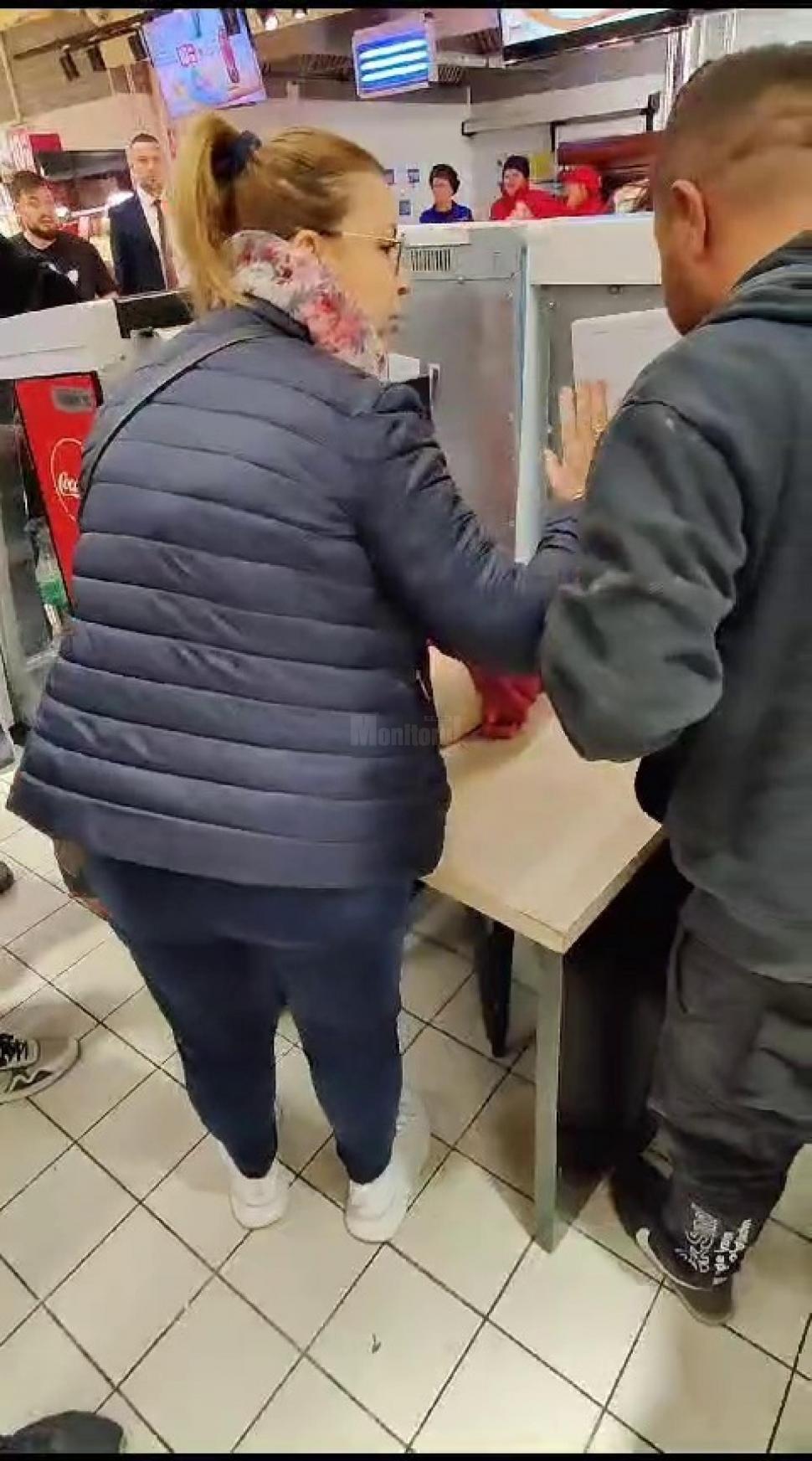 O fetiță care s-a înecat cu mâncare într-un supermarket a fost salvată de un medic aflat la cumpărături, în Suceava 868861