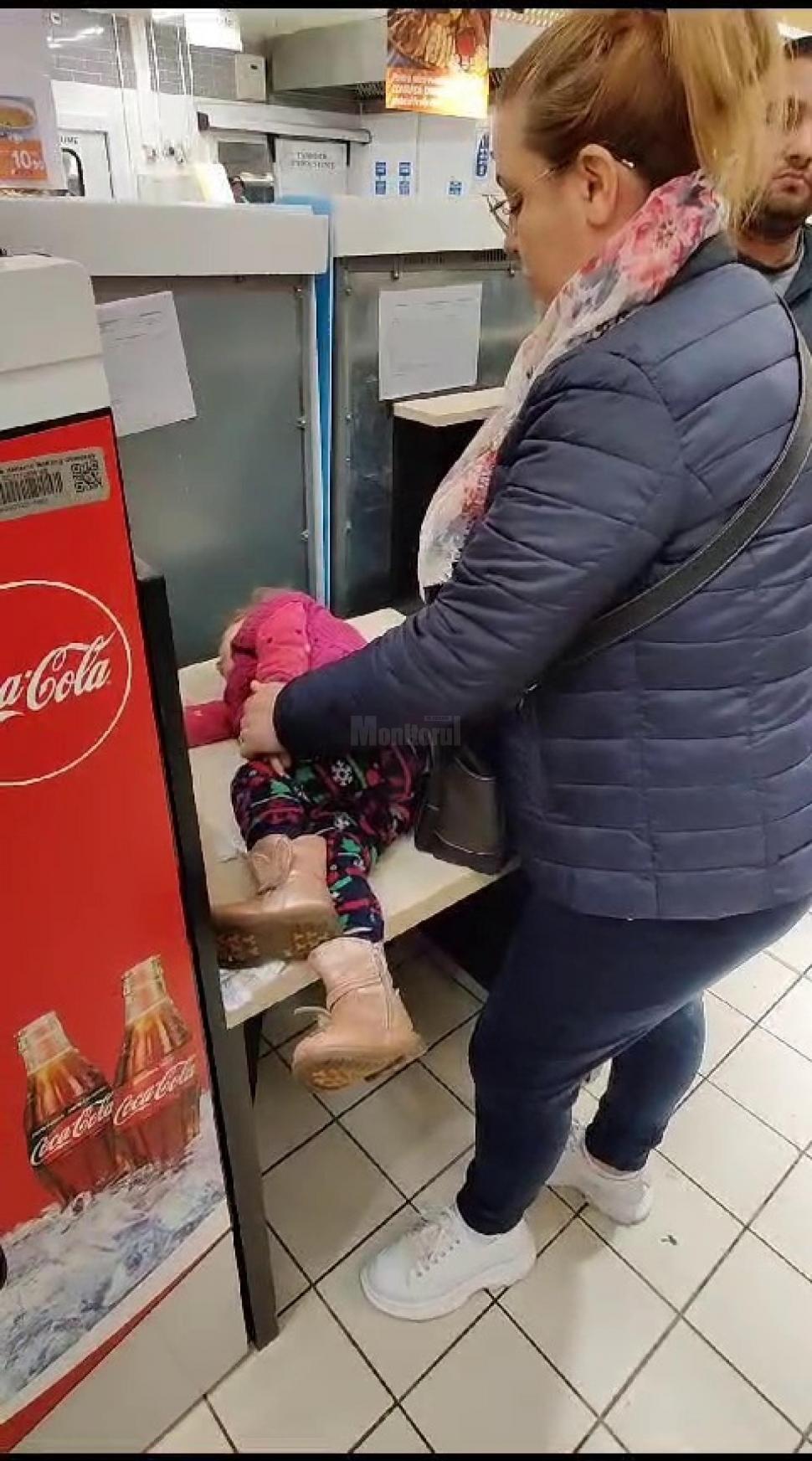 O fetiță care s-a înecat cu mâncare într-un supermarket a fost salvată de un medic aflat la cumpărături, în Suceava 868862