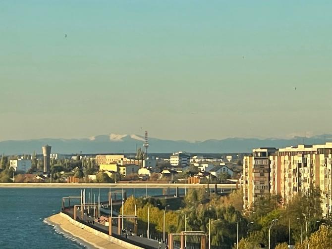 Munții Bucegi, vizibili din București! Zăpada de pe creste, surprinsă în fotografii de locuitorii Capitalei 869034