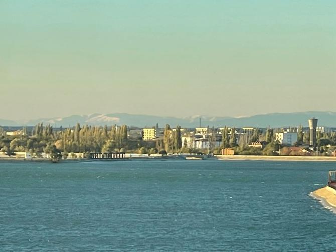 Munții Bucegi, vizibili din București! Zăpada de pe creste, surprinsă în fotografii de locuitorii Capitalei 869035