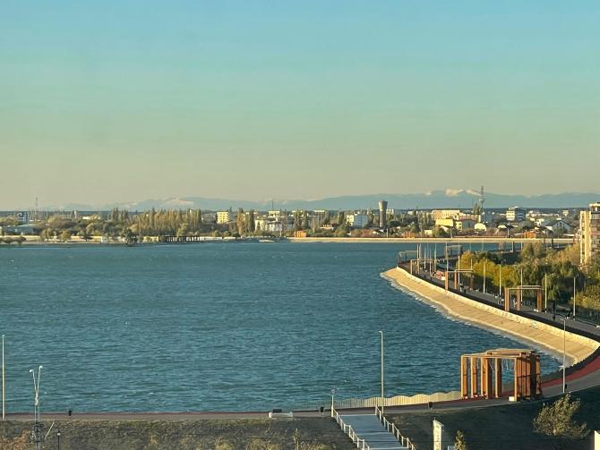 Munții Bucegi, vizibili din București! Zăpada de pe creste, surprinsă în fotografii de locuitorii Capitalei 869036