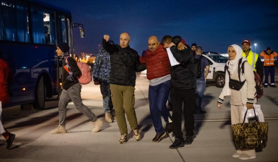 Un grup de 86 de români evacuați duminică din Fâșia Gaza au ajuns în România 869105