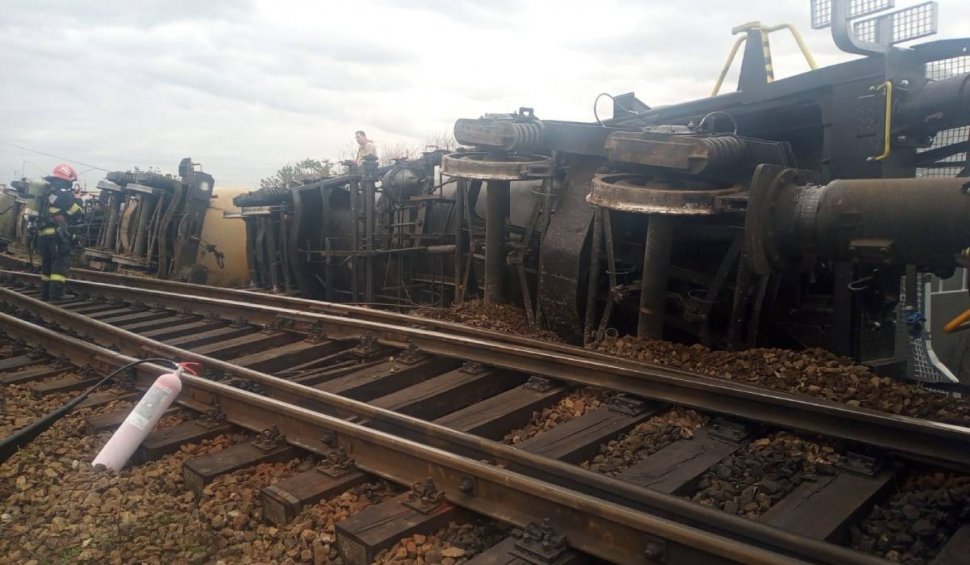 Tren deraiat la Arad. Două vagoane-cisternă cu carburanţi s-au răsturnat. Traficul este restricționat