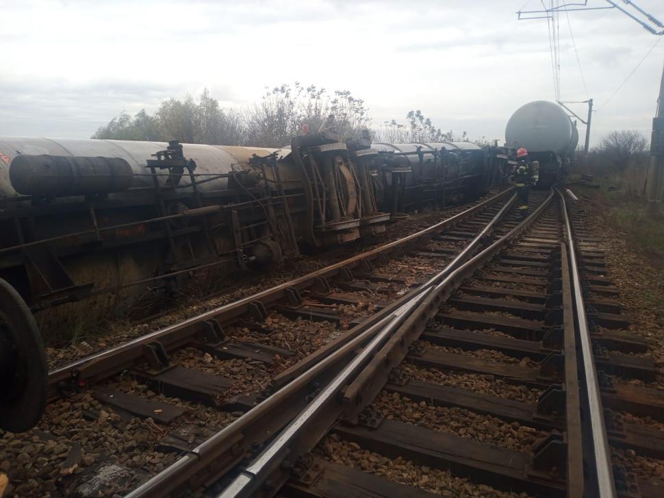Tren deraiat la Arad. Două vagoane-cisternă cu carburanţi s-au răsturnat. Traficul este restricționat 869182